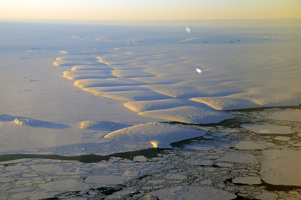 Chiclet like glacier with sea in front and endless icecap behind