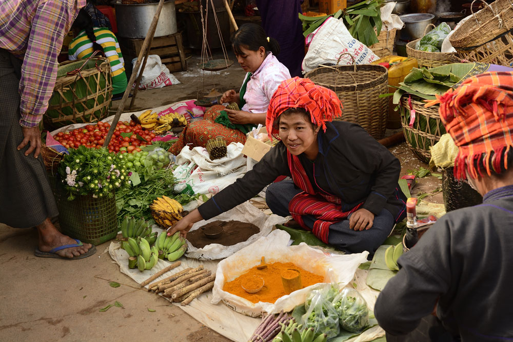 PaO woman selling goods at the market
