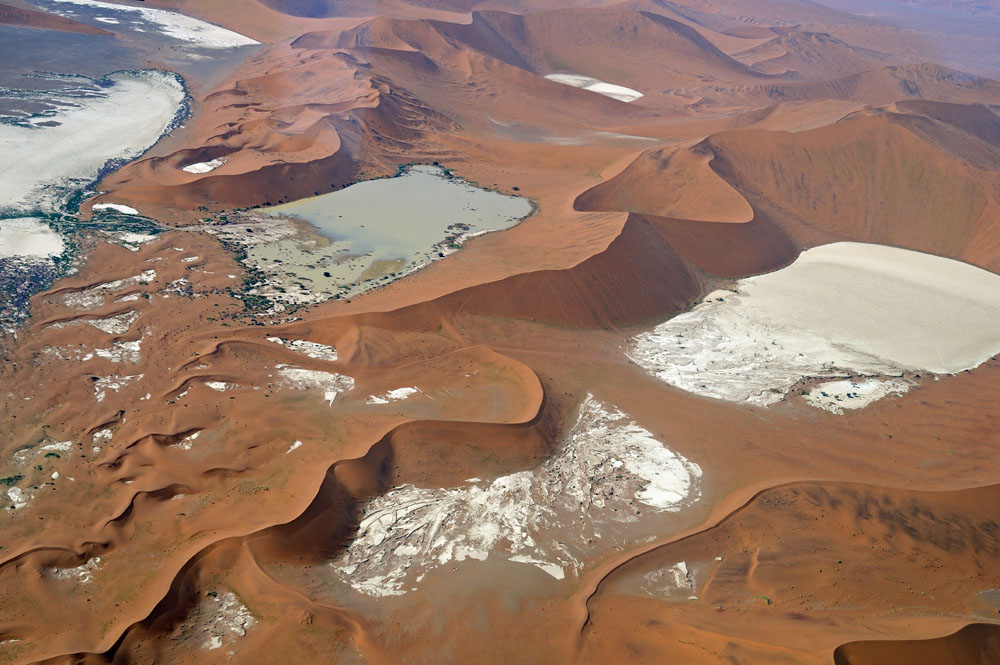 Dunes towering over Dead Vlei
