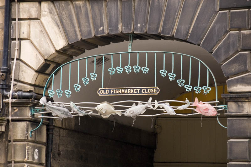 Entrance to alley on the Royal Mile, Edinburgh