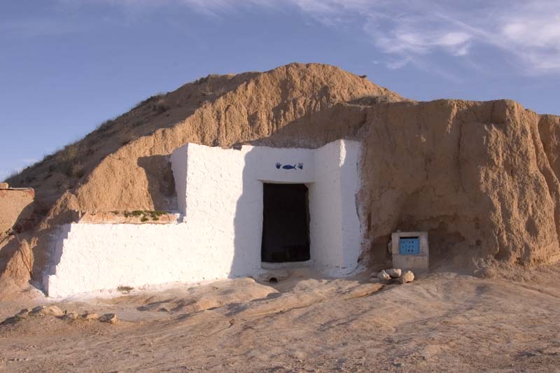 Tunisia 2005 - Matmata, home built into desert mound