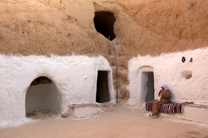 Tunisia 2005 - Matmata, home built into desert mound