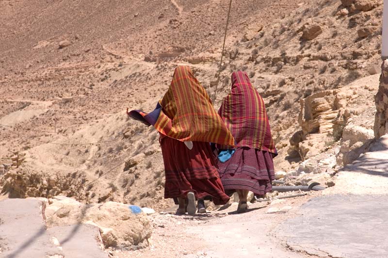 Tunisia 2005 - Chenini, Berber women