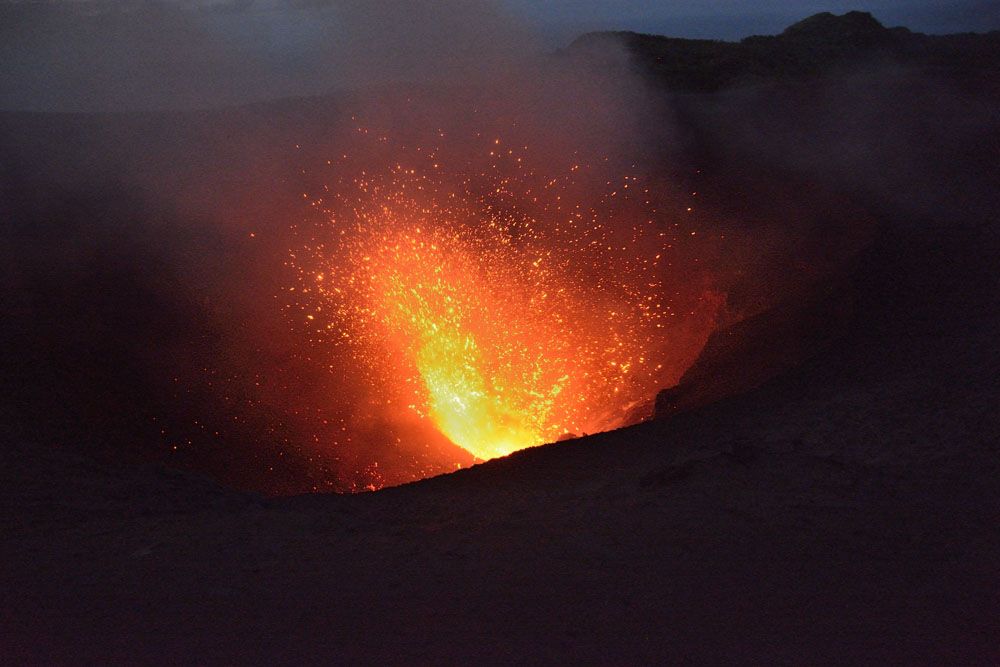 In this series of three images you see the evolution of a spectacular eruption 